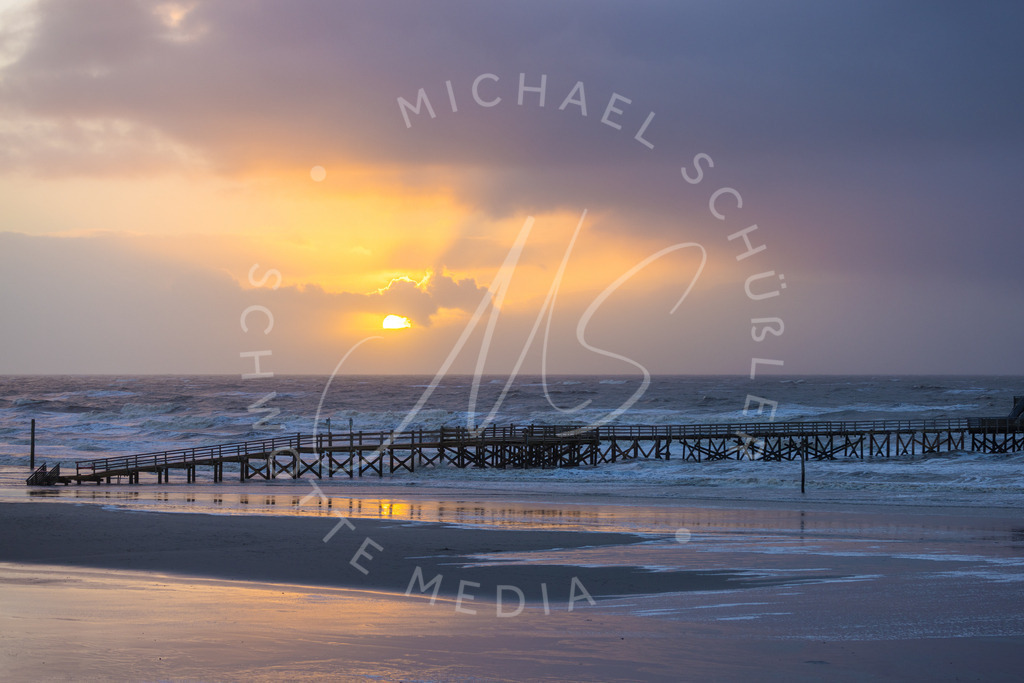 2023-01-30 SPO Strand Wind Sturm Wellen Sonnenuntergang - 176 | Schwotte Media - Realisiert mit Pictrs.com