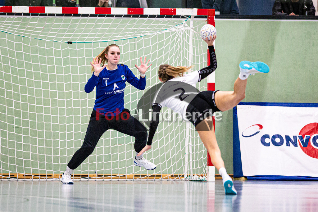 BSC Oberhausen gegen TSV Murnau | Bezirksoberliga Handball Frauen 2024/25, BSC Oberhausen gegen TSV Murnau, 20250118,7 Meter für Anna LAUTENBACHER (BSC Oberhausen 2),2025-01-18 in Weilheim (Jahnhalle)Emely-Chantal STIEHLER (TSV Murnau 1), Anna LAUTENBACHER (BSC Oberhausen 2)Copyright: WolfgangxLindner foto-lindner.de