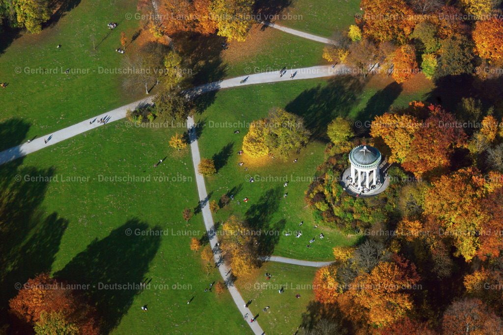 2580089 | Englischer Garten mit Monopterus im Herbst in München. Der etwa 16 Meter hohe Rundtempel (Monopterus) im klassizistisch-griechischen Stil wurde nach einem Entwurf von Leo von Klenze aus Kelheimer Kalkstein errichtet.