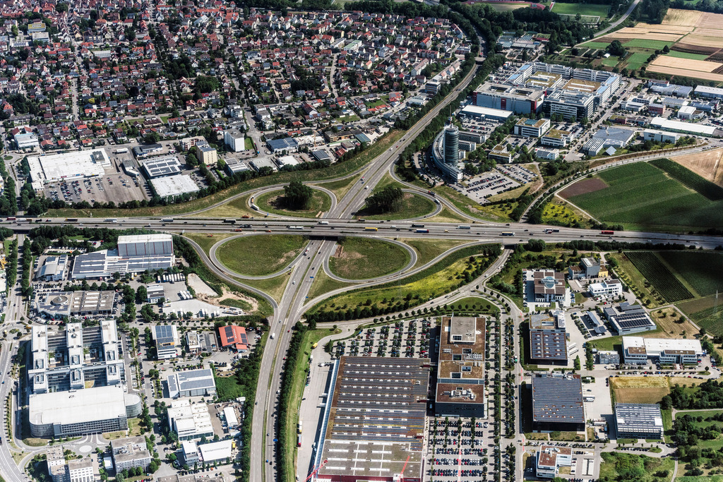 dr__0018718.jpg | NECKARSULM 04.07.2017 Autobahndreieck- Abfahrt des AD der BAB A6 in Neckarsulm im Bundesland Baden-Württemberg, Deutschland. // Highway triangle the federal motorway A 6 in Neckarsulm in the state Baden-Wuerttemberg, Germany. Foto: Daniel Reiter