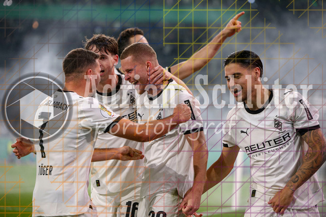 Borussia Mönchengladbach vs Karlsruher SC - DFB-Pokal 2. Runde | Mönchengladbach, Deutschland, 28.10.25:   Nico Elvedi (Borussia Mönchengladbach) Torjubel, jubelt mit seiner Mannschaft nach dem Treffer zum 2:0 waehrend des Spiels der DFB-Pokal 2. Runde zwischen Borussia Mönchengladbach vs Karlsruher SC im Stadion im Borussia Park(Foto von Brauer-Fotoagentur / Adrian Schlueter)