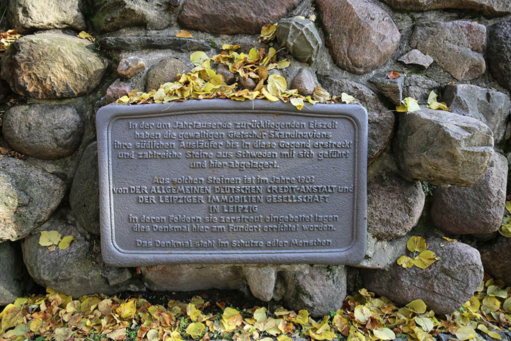 Foto: Leipzig - Gletschersteinpyramide | Das Team hinter BILDLEXIKON LEIPZIG bündelt historische wie aktuelle Informationen über die Stadt Leipzig in Text und Bild auf einer Plattform und stellt diese der interessierten Öffentlichkeit zur Verfügung.