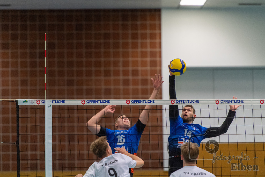 VSG Ammerland-TV Baden | Volleyball-Regionalliga; VSG Ammerland (blau)-TV Baden (weiß) am 19.10.2024; in Bad Zwischenahn (Sporthalle Schullerstraße), Photo: Philip Eiben 2024 - Realisiert mit Pictrs.com