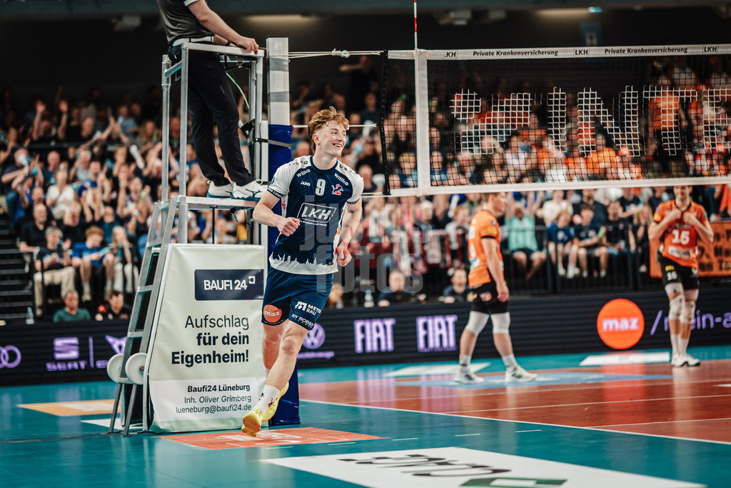 Volleyball | Herren | Saison 2024/2025 | 1. Volleyball Bundesliga Männer | Finale | SVG Lüneburg vs. BERLIN RECYCLING Volleys | 01.05.2025 | Oskar Alve Espeland (#9, SVG Lüneburg) jubelt ist glücklich