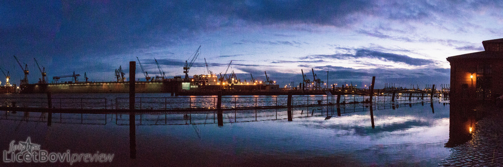 Hochwasser | Die Elbe überschwemmt den Fischmarkt Altona – nicht ungewöhnlich im Hamburger Herbst.  - Realisiert mit Pictrs.com