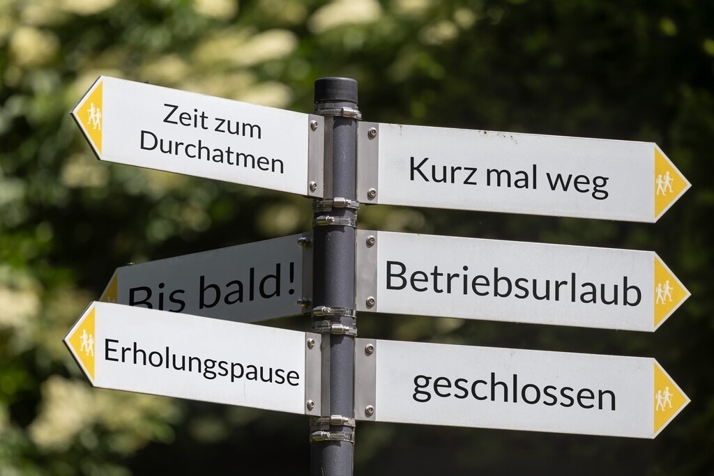 Betriebsurlaub - Kurz mal weg | (Fotomontage) Wanderschild zeigt in verschiedene Richtungen mit Begriffen zum Thema BETRIEBSURLAUB - Realisiert mit Pictrs.com