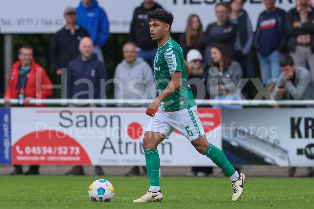 Fussball, Relegation Regionalliga Nord, SV Werder Bremen II - Holstein Kiel II | v.li.: Ricardo-Felipe Schwarz (SV Werder Bremen II, 6) am Ball, Freisteller, Einzelbild, Ganzkörper, Aktion, Action, Spielszene