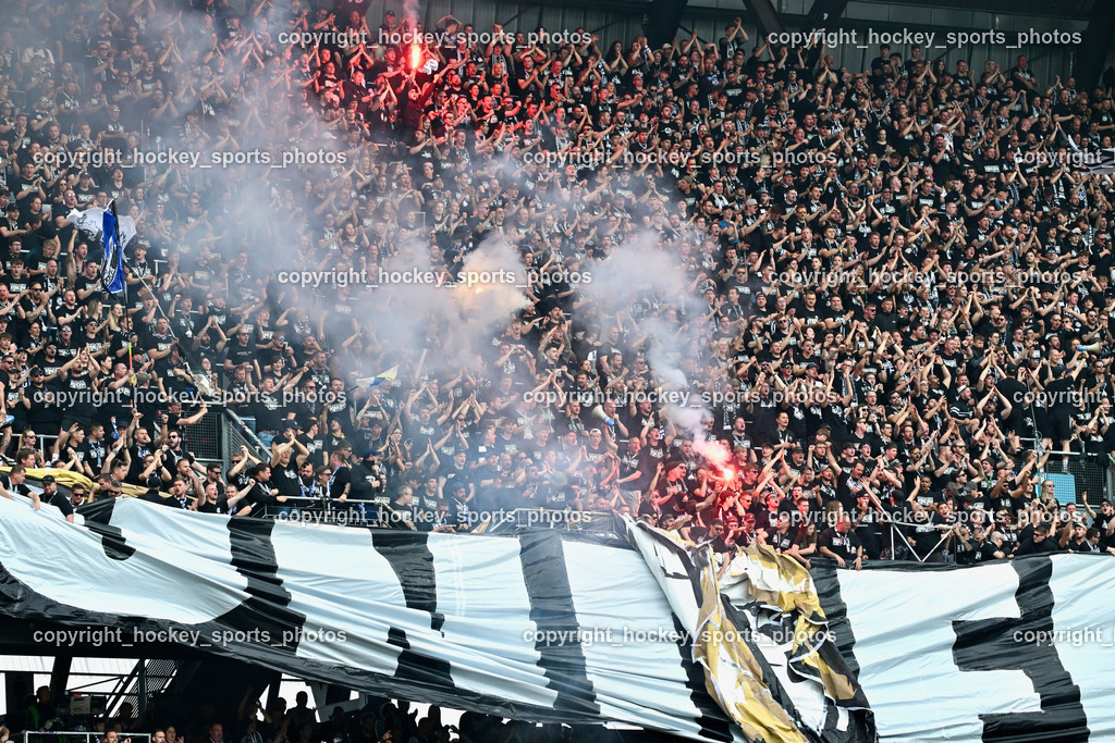 SK Puntigamer Sturm vs. SK Rapid Wien Siegerehrung, Impressionen | SK Sturm Fans, Bengalen, SK Puntigamer Sturm vs. SK Rapid Wien Siegerehrung, Impressionen, SK Puntigamer Sturm vs. SK Rapid Wien Siegerehrung, Impressionen am 01.05.2024 in Klagenfurt (Wörthersee Stadion ), Austria, (Photo by Bernd Stefan)