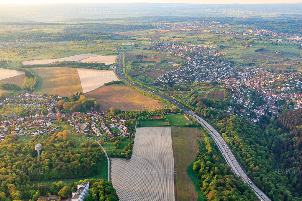 Luftbild: Verlauf der A8 zwischen Hohenwettersbach und Grünwettersbach im Ortsteil Hohenwettersbach in Karlsruhe im Bundesland Baden-Württemberg in Deutschland. Foto: IMG_56900.jpg vom 08.05.2013 durch Werner Riehm/FLY-FOTO.deAuflösung des Originals: 4752 x 3168 px