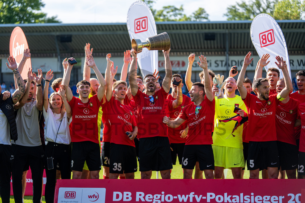 Stuttgarter Kickers vs. SG Sonnenhof Großaspach, Fussball, WFV-Pokal, Finale, 23.05.2026 | Michael Kleinschrodt (SG Sonnenhof Großaspach, #11) und seine Mannschaft jubeln nach Pokaluebergabe,Stuttgarter Kickers vs. SG Sonnenhof Großaspach, Fussball, WFV-Pokal, Finale, 23.05.2026