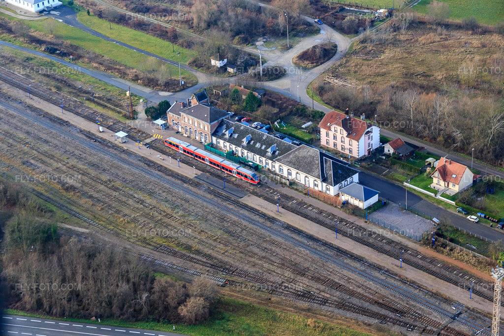 Aerial view: Train station with Palatinate regional train in Lauterbourg in the state Bas-Rhin, France. – Photo: IMG_085478.jpg taken on 12/24/2015 by Werner Riehm/FLY-FOTO.com – Resolution of the original: 5472 x 3648 px