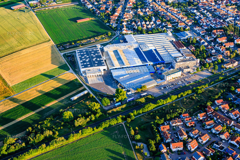 Luftbild: Baustelle zum Bau des neuen Verwaltungsgebäudes der Kardex Remstar in Bellheim im Bundesland Rheinland-Pfalz in Deutschland. – Foto: IMG_157350.jpg vom 18.06.2026 durch Werner Riehm/FLY-FOTO.de – Auflösung des Originals: 6000 x 4000 px – Offizielle von Kardex | Kardex Remstar | Kardex Mlog