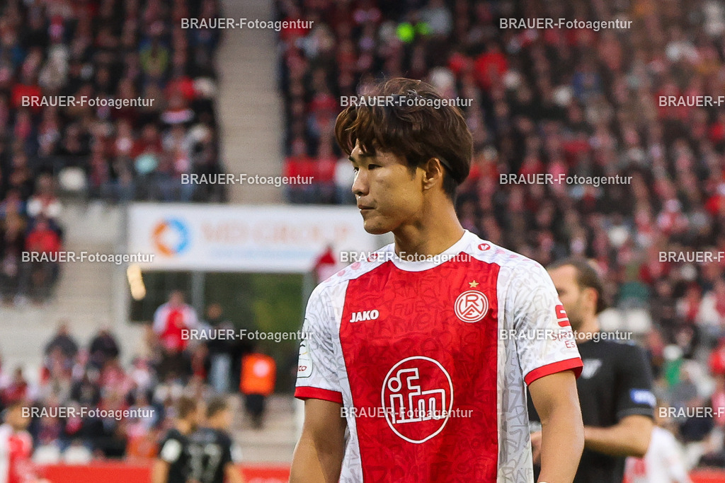 Rot-Weiss Essen - 1.Fc Schweinfurt | Essen, Deutschland, 02.11.2025 Lucas Brumme  (Rot-Weiss Essen) schaut während des 3.Liga Spiels zwischen  Rot-Weiss Essen und 1.Fc Schweinfurt am 02.11.2025 im Stadion an der Hafenstraße in Essen. (Foto von Timo Bluhmki-Schmidt/Brauer Fotoagentur