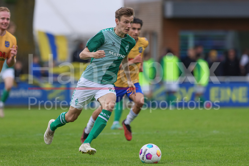 Fussball, Relegation Regionalliga Nord, SV Werder Bremen II - Holstein Kiel II | v.li.: Ole Schulz (SV Werder Bremen II, 27) am Ball, Einzelbild, Ganzkörper, Aktion, Action, Spielszene