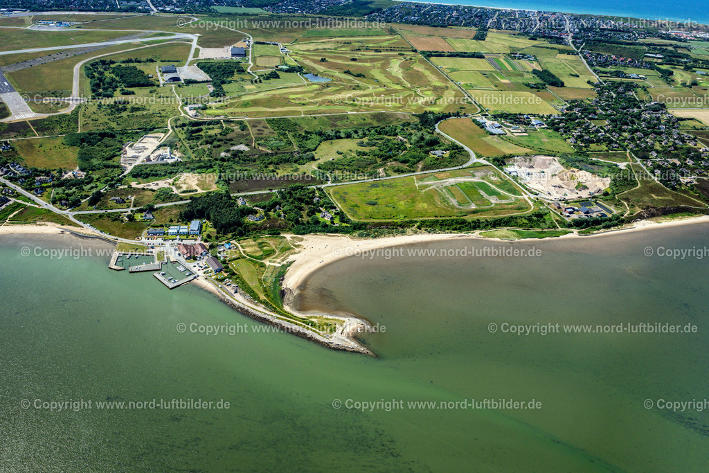 Sylt_Munkmarsch_ELS_6440210625 | MUNKMARSCH 21.06.2025 Yachthafen mit Sportboot- Anlegestellen und Bootsliegeplätzen am Uferbereich der Nordsee in Munkmarsch auf der Insel Sylt im Bundesland Schleswig-Holstein, Deutschland. // Pleasure boat marina with docks and moorings on the shore area northern sea in Munkmarsch at the island Sylt in the state Schleswig-Holstein, Germany. Foto: Martin Elsen