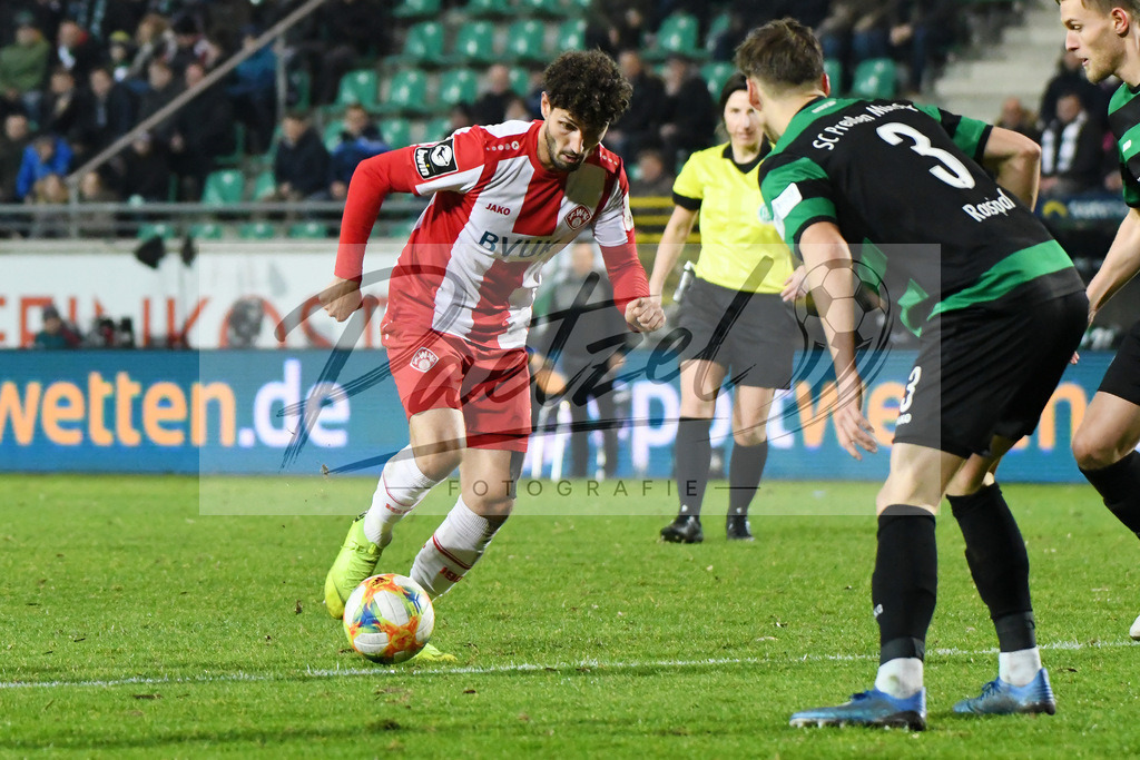 20200214_SCPFWK_0076 | Fussball, Herren: Fabio Kaufmann (FC Wuerzburger Kickers) in Aktion, am Ball, Einzelaktion waehrend des Spiels der 3. Liga zwischen SC Preussen Muenster und FC Wuerzburger Kickers im Preussenstadion am 14.02.2020 in Muenster, Deutschland.DFB / DFL REGULATIONS PROHIBIT ANY USE OF PHOTOGRAPHS AS IMAGE SEQUENCES AND/OR QUASI-VIDEO. - Realisiert mit Pictrs.com