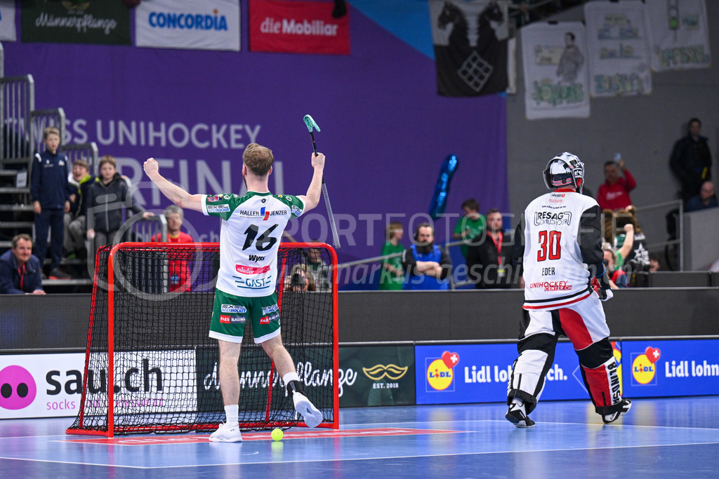 SV Wiler-Ersigen vs Floorball Köniz - 15. April 2023 | SV Wiler-Ersigen vs Floorball Köniz
Stimo Arena, Kloten
Yannis Wyss (#16 SV Wiler-Ersigen) verwandelt seinen Penalty gegen Patrick Eder (#30 Floorball Koeniz).
Bild: Sportfotografie Markus Aeschimann | www.markus-aeschimann.ch - Realisiert mit Pictrs.com