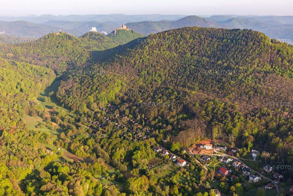 Luftbild: Ferienhaus Slevogtstraße unterm Hohenberg vor dern 3 Annweiler Burgen in Leinsweiler im Bundesland Rheinland-Pfalz in Deutschland. Foto: IMG_113870.jpg vom 01.05.2019 durch Werner Riehm/FLY-FOTO.de
