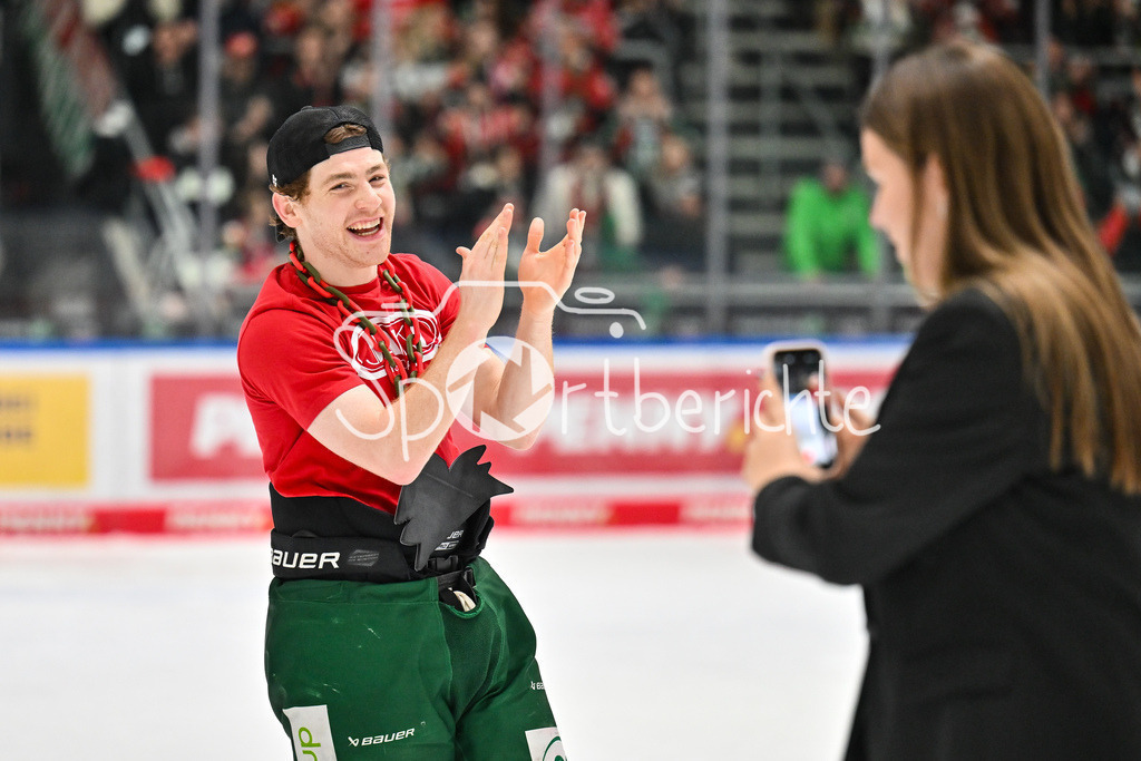 Augsburger Panther - Eisbären Berlin | AUGSBURG, GERMANY - 27. JANUARY: die Mannschaft der Panther feiert zusammen mit den Fans den 2-1 Heimsieg gegen Berlin nach dem Match zwischen den Augsburger Panthern und den Fischtown Pinguins am 43. Spieltag der Penny DEL im Curt Frenzel Stadion - Kyle MAYHEW (Augsburger Panther 27)