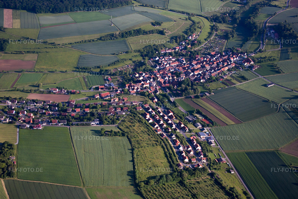 Luftbild: Ortsansicht von Norden im Ortsteil Unteraltertheim in Altertheim im Bundesland Bayern in Deutschland. Foto: IMG_66236.jpg vom 30.05.2014 durch Werner Riehm/FLY-FOTO.de