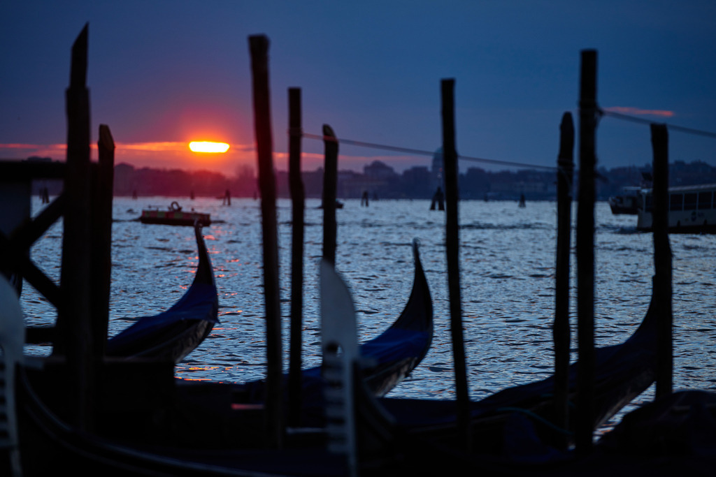 Gondeln bei Sonnenaufgang | Venedig, Italien - December 05, 2016: Gondeln bei Sonnenaufgang. - Realisiert mit Pictrs.com