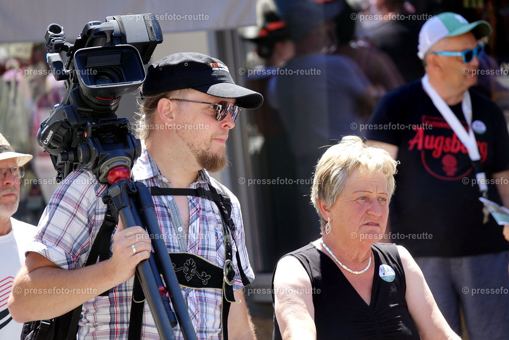 news-2022-Juli17-Musikumzug-Reutte-DSD03077-Zuschauer_TV | Info aus dem Bezirk Reutte/Ausserfern Tirol sowie eine umfangreiche Bilddatenbank über die gesamte Region: Lechtal, Talkessel Reutte, Tannheimertal, Zwischentoren. Lech, Plansee, Zugspitze, Grenztunnel, B179, Fernpassstraße, Verkehr, Lawinen, Tradition, - Realisiert mit Pictrs.com