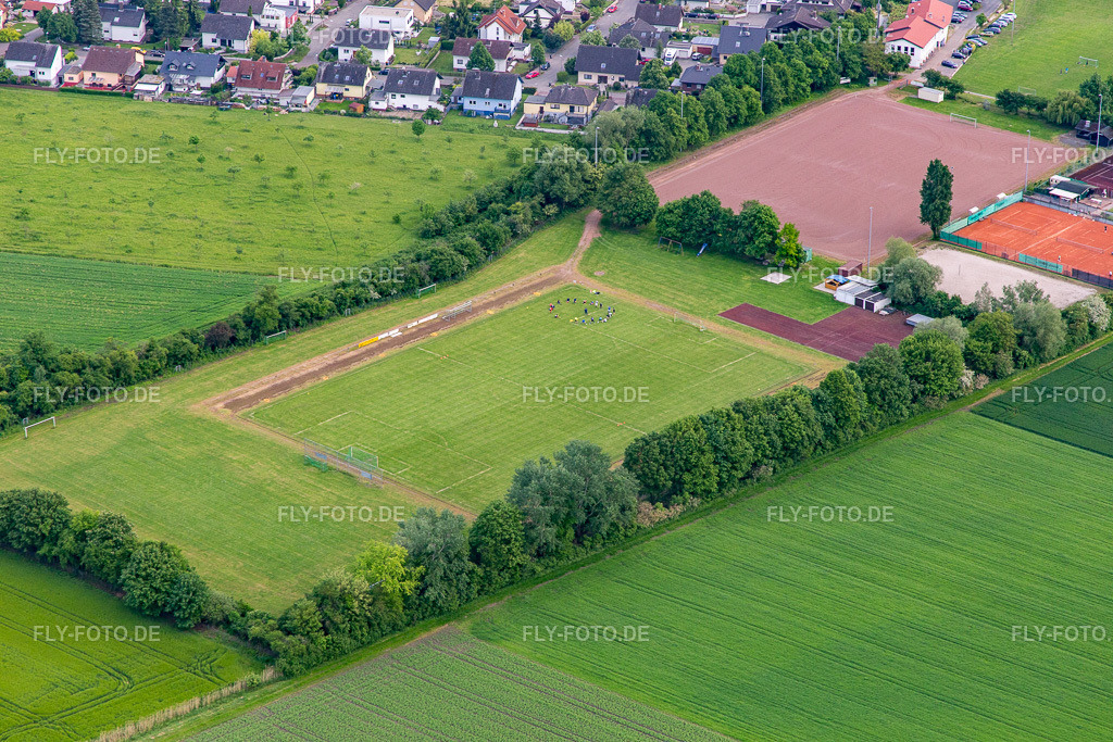 Fussballplatz | Luftbild: Fussballplatz im Ortsteil Leeheim in Riedstadt im Bundesland Hessen in Deutschland. Foto: IMG_088458.jpg vom 17.05.2016 durch Werner Riehm/FLY-FOTO.de - Realisiert mit Pictrs.com