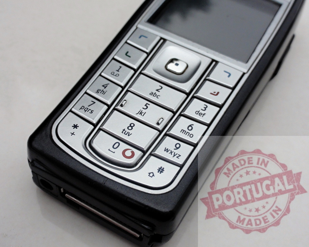 Old Nokia mobile phone showing keypad detail | Close-up of an old Nokia mobile phone with visible keypad, highlighting the classic design and technology of early cell phones - Realisiert mit Pictrs.com