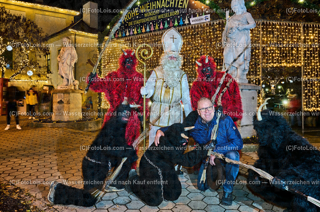 ALP7708_Wieselburger Advent_Nikolaus und Krampusse | (C)FotoLois.com, Alois Spandl, Wieselburger Advent im Schlosspark, Besuch durch den Hl. Nikolaus und seinen Krampussen, Sa 3. Dezember 2022.