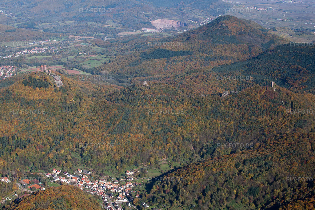 Luftbild: Bindersbach, die 3 Burgen im Ortsteil Bindersbach in Annweiler im Bundesland Rheinland-Pfalz in Deutschland. Foto: IMG_34780.jpg vom 26.10.2010 durch Werner Riehm/FLY-FOTO.de