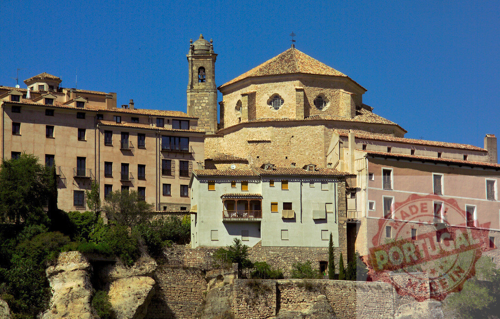 Cuenca city old town buildings on cliffside under clear sky. Cuenca - Spain | Cuenca historic architecture built into rugged cliff, traditional houses and church tower - Realisiert mit Pictrs.com