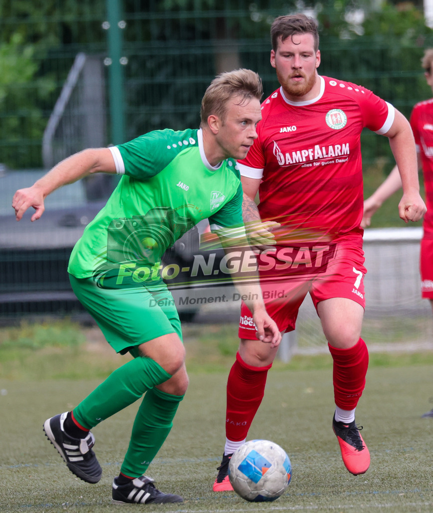 Bünder SV - TV Elverdissen | Auf dem Bild zu sehen: rot Bünder SV: Fabian Schnelle ; grün TV Elverdissen: Philipp GödingBünder SV, TV Elverdissen, Saison 26/27, Kreisliga A, Bünde, Deutschland - Realisiert mit Pictrs.com
