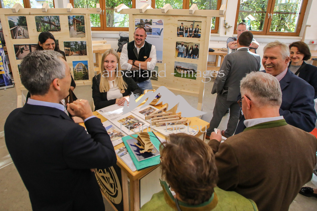OE7A7306 | der Landrat besucht verschiedene Aussteller aus allen Wirtschaftsbereichen, Gespräche mit Auszubildenden und den Mitarbeitern