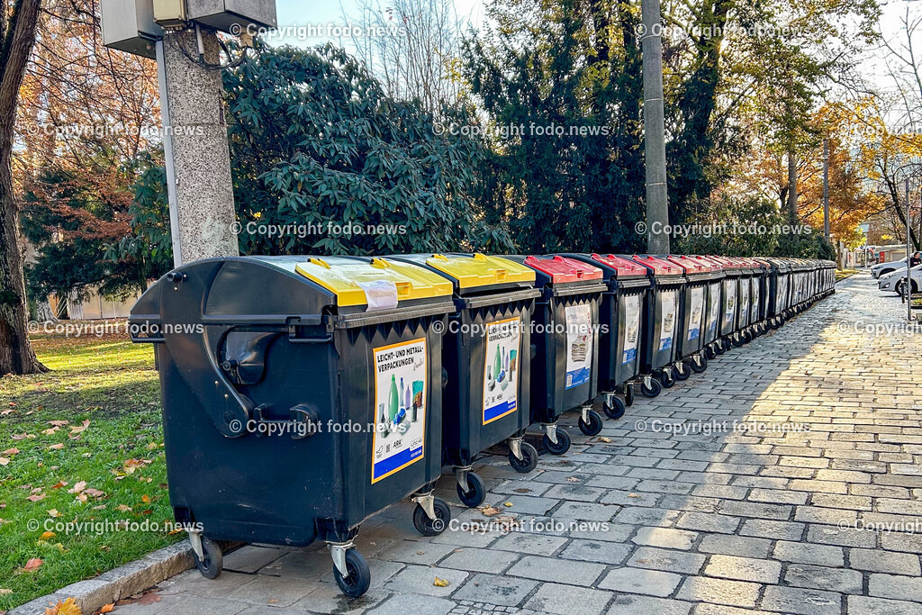 Linz_ Weihnachtsmarkt_ Terrorschutz_ 18.11.2025-2 | 18.11.2025, LINZ, AUT, Weihnachtsmarkt, im Bild  Themenbild, Weihnachstsmarkt, Volksgarten, Terrorschutz, Muelltonnen, Recycling, Abfalltrennung, gelbe Deckel, rote Deckel, Muellcontainer, Straße, Herbst, Stadtpark, Muellentsorgung, Umwelt, Sauberkeit, oeffentliche Infrastruktur, Ordnung, Gehweg, Feature, Symbolbild