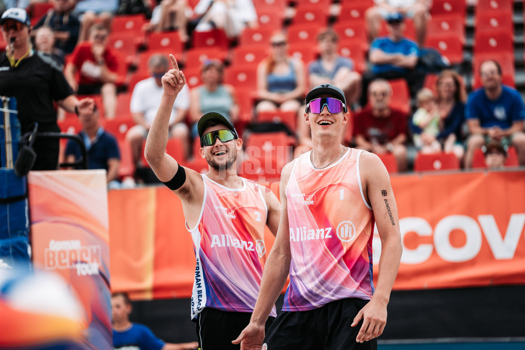 Beachvolleyball | Männer | Allianz German Beach Tour 2024 | Tourstop Kühlungsborn 2 | 16.08.2024 | v.l. Benedikt Sagstetter und Robin Sowa fröhlich
