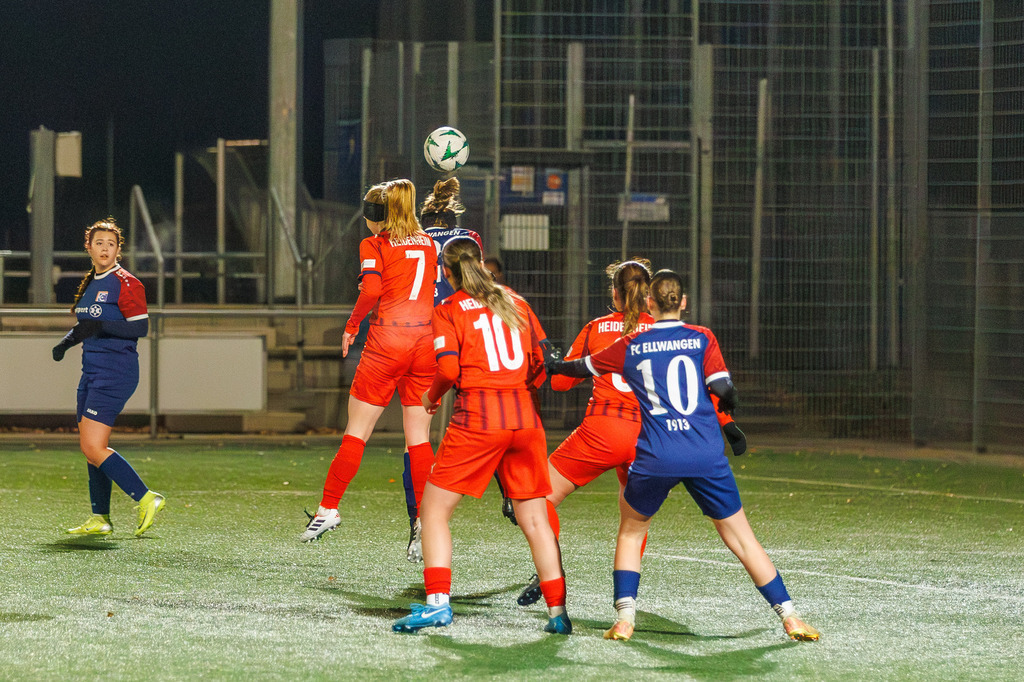 FCHFCE_251121_3035 | 1.FC Heidenheim 1846 II vs. FC Ellwangen II, Fußball, Frauen, Bezirksliga, 2025/2026, 10. Spieltag, 22.11.2025 in Heidenheim, Kunstrasen b. Voith-Arena West, Flutlichtspiel(Foto: Michael Bulling) - Realisiert mit Pictrs.com
