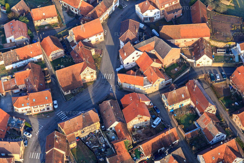 Luftbild: Rue des Juifs in Weiterswiller im Bundesland Bas-Rhin in Frankreich. – Foto: IMG_105308.jpg vom 25.03.2018 durch Werner Riehm/FLY-FOTO.de – Auflösung des Originals: 4560 x 3040 px