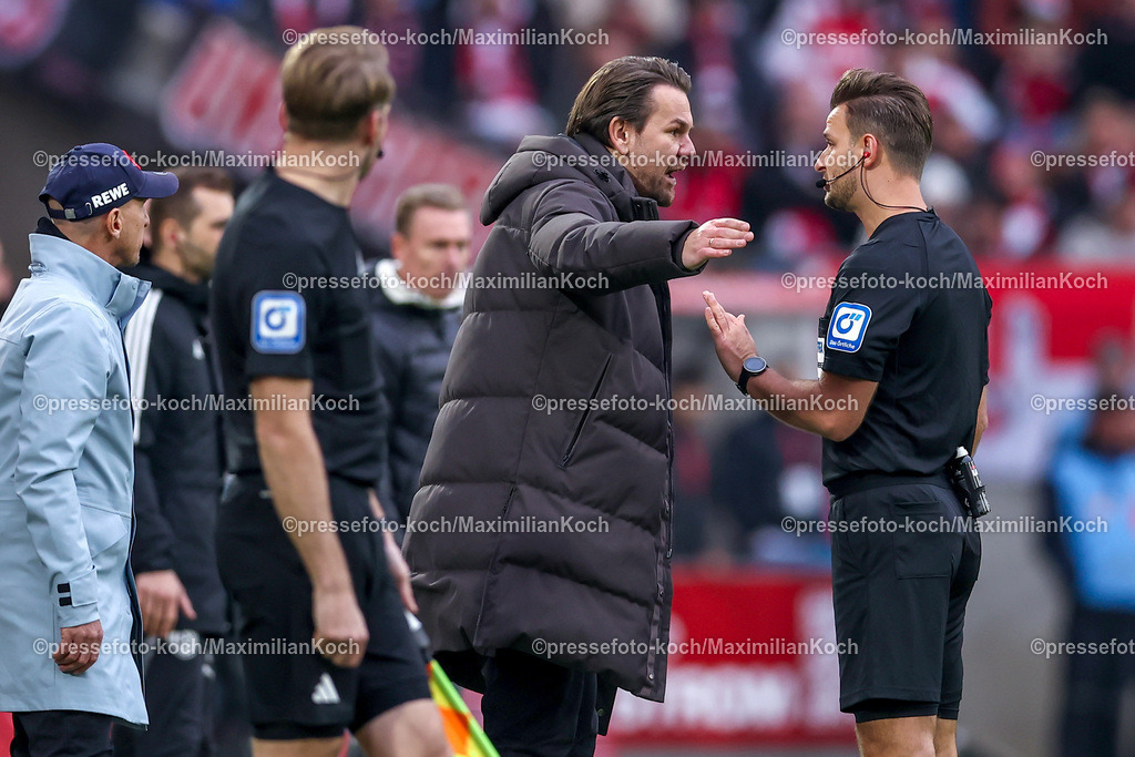 Koe09112401060 | 09.11.2024, 1. FC Köln - SpVgg Greuther Fürth, 2. Fußball Bundesliga, RheinEnergieSTADION, Saison 2024 2025: Gelbe Karte für Thomas Kessler gestikulierend neben Schiedsrichter Daniel SchlagerDFB regulations prohibit any use of photographs as image sequences and or quasi-video.