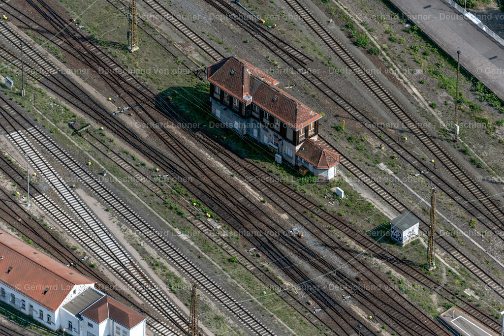 4039737 | LEIPZIG 14.09.2020 Schienen- Gleis- und Oberleitungsstrang im Streckennetz der Deutschen Bahn im Ortsteil Zentrum in Leipzig im Bundesland Sachsen, Deutschland. Weiterführende Informationen bei: DB Netz AG,  Deutsche Bahn AG. // Railway track and overhead wiring harness in the route network of the Deutsche Bahn in the district Zentrum in Leipzig in the state Saxony, Germany. Further information at: DB Netz AG,  Deutsche Bahn AG. Foto: Gerhard Launer