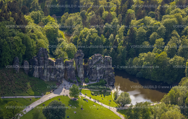 Horn-BadMeinberg240505950Externsteine | Luftbild, Externsteine, historische Sehenswürdigkeit im NSG Naturschutzgebiet, markante Felsformation mit Besucher Plattform und Treppenaufgang, Oberer See mit Fluss Wiembecke und  Liegewiese mit Besuchern, Teutoburger Wald, Holzhausen-Externsteine, Horn-Bad Meinberg, Ostwestfalen, Nordrhein-Westfalen, Deutschland