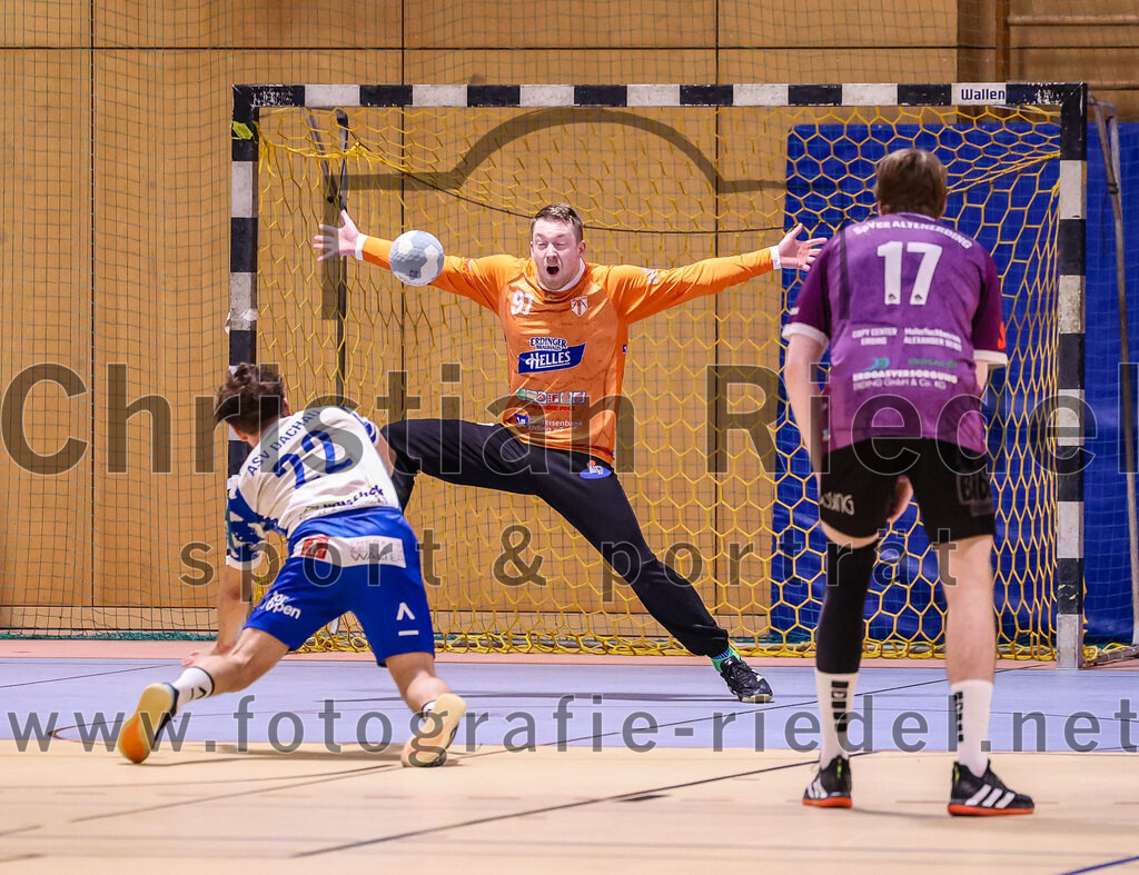 2024-11-24_064_SpVgg_Altenerding_gegen_ASV_Dachau | Erding, Deutschland, 24.11.2024:Handball, Bezirksoberliga Männer 2024 / 2025, 8. Spieltag, SpVgg Altenerding gegen ASV Dachau, Endergebnis: 30:23Matthias Hauß (ASV Dachau, #22), Torwart Ferdinand Mayer (SpVgg Altenerding, #97), Niklas Fleps (SpVgg Altenerding, #17)Foto: Christian Riedel / fotografie-riedel.net
