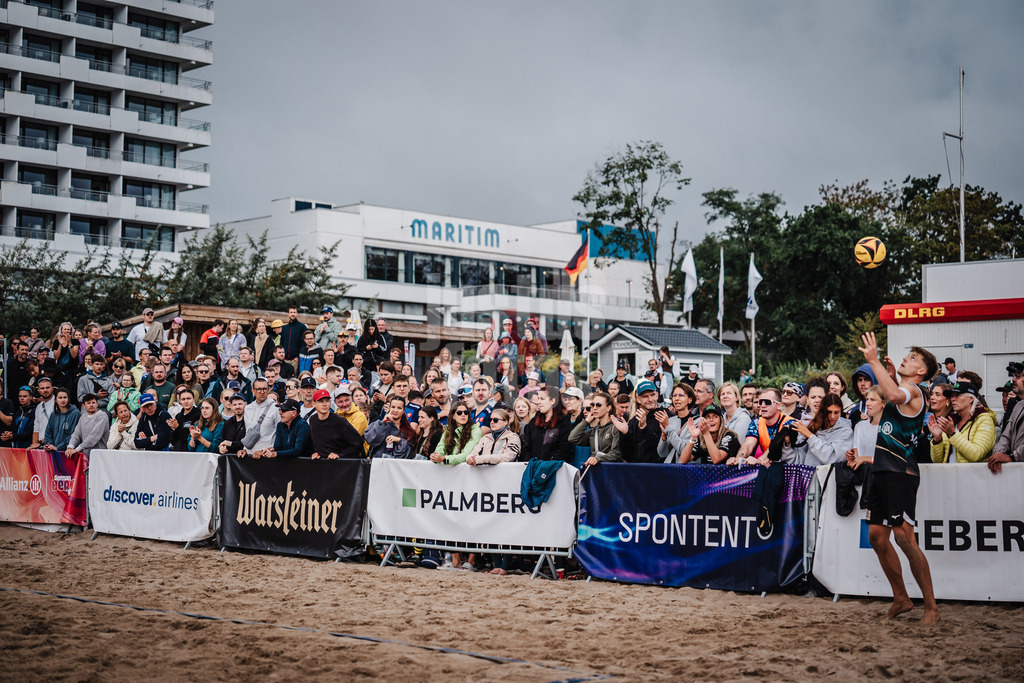 Beachvolleyball | Männer | Deutsche Meisterschaften 2025 Timmendorfer Strand | 05.09.2025 | Luis Kubo beim Aufschlag am vollen Court 2