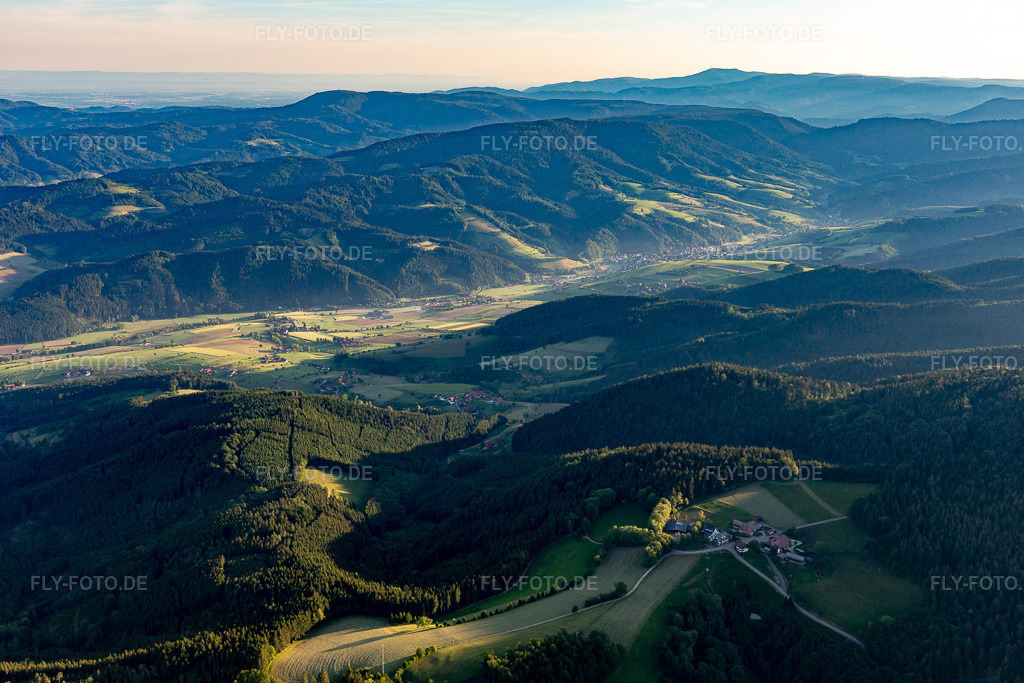 Luftbild: Ortsansicht in Oberharmersbach im Bundesland Baden-Württemberg in Deutschland. Foto: IMG_114900.jpg vom 01.06.2019 durch Werner Riehm/FLY-FOTO.de