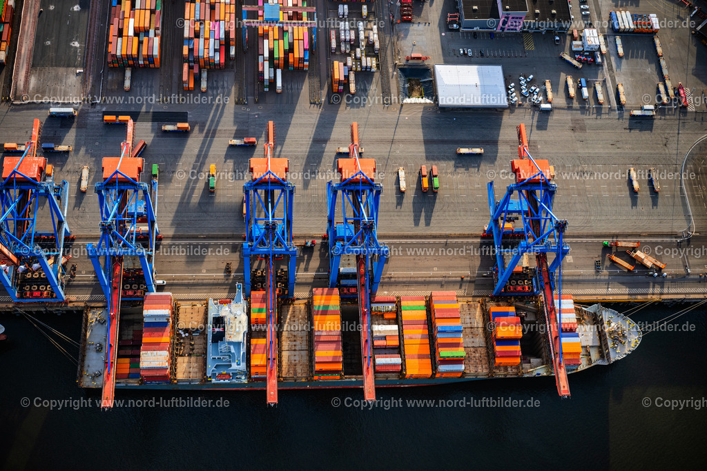 Hamburg_Altenwerder_Containerschiff_Senkrechtaufnahme_ELS_6747060525 | HAMBURG 06.05.2025 Senkrecht- Luftbild aus der Satelliten- Perspektive vom Containerschiff CTA Altenwerder im Hafen in Hamburg, Deutschland. Weiterführende Informationen bei: HPA Hamburg Port Authority. // Vertical aerial view from the satellite perspective of the container ship CTA Altenwerder in the port in Hamburg, Germany. Further information at: HPA Hamburg Port Authority. Foto: Martin Elsen