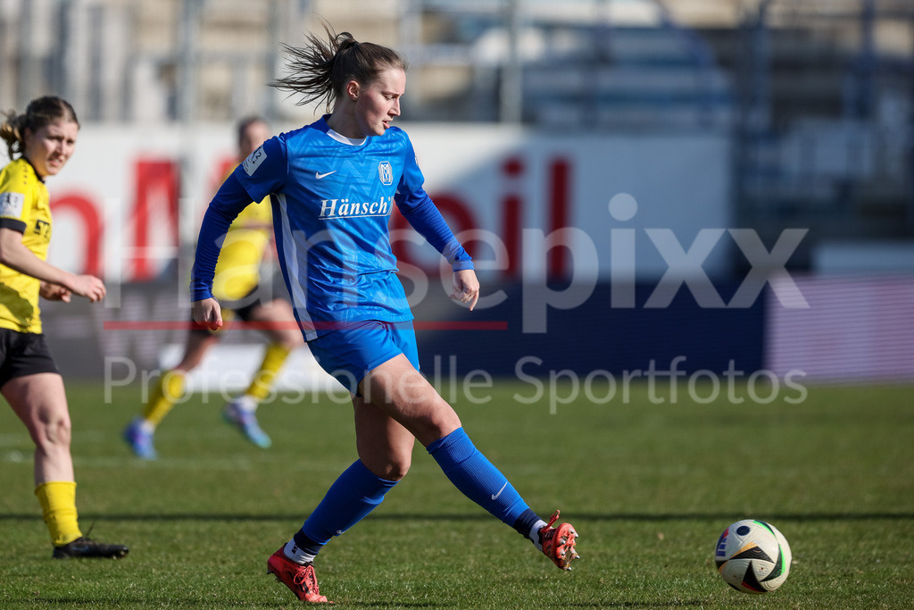 Fussball, 2. Frauen-Bundesliga, SV Meppen - SV 67 Weinberg | v.li.: Nina Rolfes (SV Meppen, 3) am Ball, Einzelbild, Ganzkörper, Aktion, Action, Spielszene, DIE DFB-RICHTLINIEN UNTERSAGEN JEGLICHE NUTZUNG VON FOTOS ALS SEQUENZBILDER UND/ODER VIDEOÄHNLICHE FOTOSTRECKEN. DFB REGULATIONS PROHIBIT ANY USE OF PHOTOGRAPHS AS IMAGE SEQUENCES AND/OR QUASI-VIDEO.