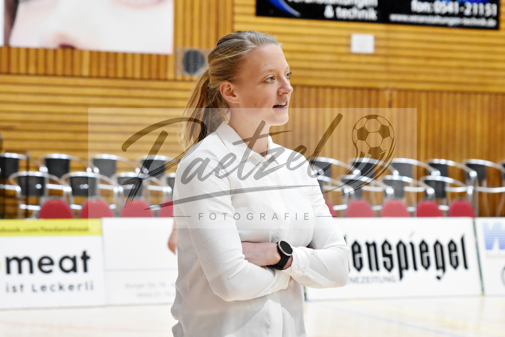20200126_OSCTGN_0059 | Basketball, Juniorinnen: Headcoach Constanze Wegner (OSC Junior Panthers) schaut beim Spiel der WNBL zwischen OSC Junior Panthers vs. TG Neuss Junior Tigers am 26.01.2020 im Panthers Dome in Osnabrück, Deutschland.(Foto von Nico Paetzel) - Realisiert mit Pictrs.com