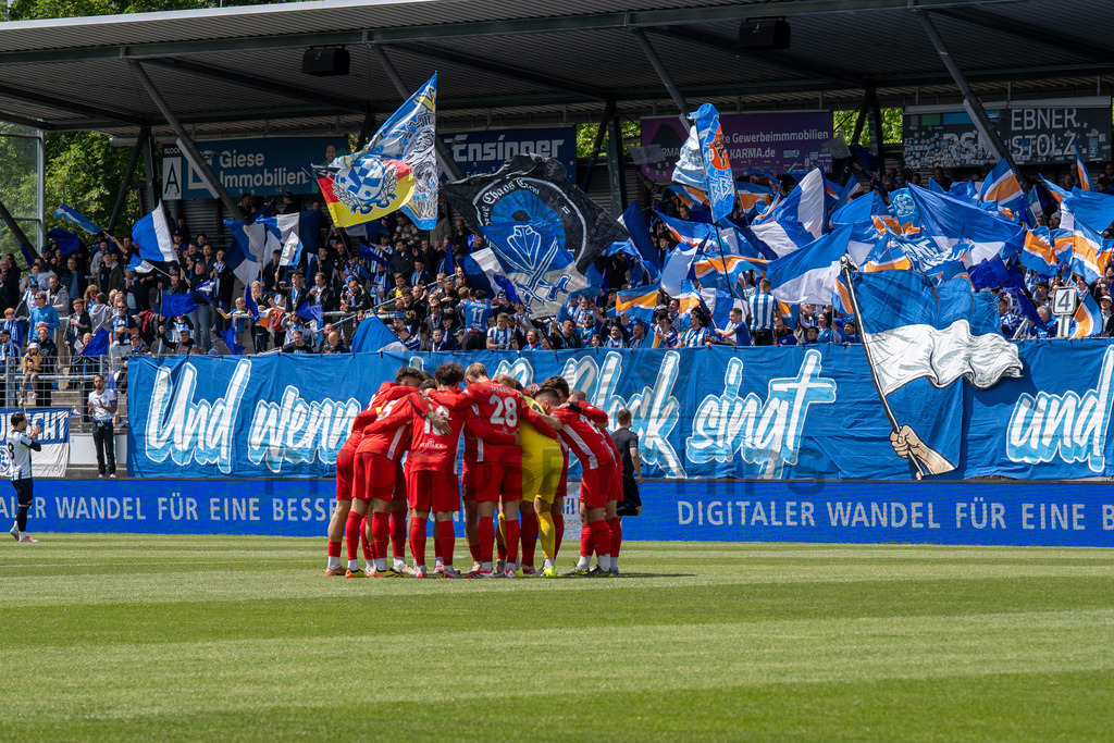 Stuttgarter Kickers vs. SG Sonnenhof Großaspach, Fussball, Regionalliga Suedwest, 34. Spieltag, 16.05.2026 | Mannschaft schwoert/schwört sich ein,Stuttgarter Kickers vs. SG Sonnenhof Großaspach, Fussball, Regionalliga Suedwest, 34. Spieltag, 16.05.2026