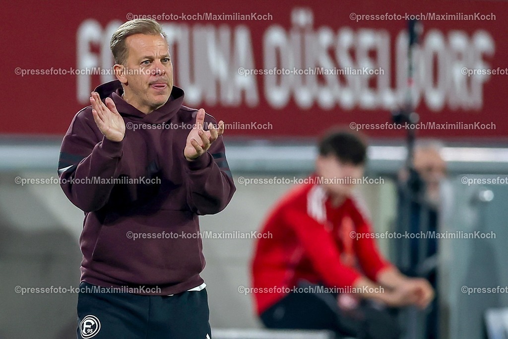 F9527022601089 | 27.02.2026, Fußball, Fortuna Düsseldorf - VfL Bochum, 2. Fußball Bundesliga, Merkur Spiel-Arena, Saison 2025 2026: Cheftrainer Markus Anfang (Fortuna Düsseldorf #hc) gestikulierend am Spielfeldrand   DFB regulations prohibit any use of photographs as image sequences and or quasi-video.