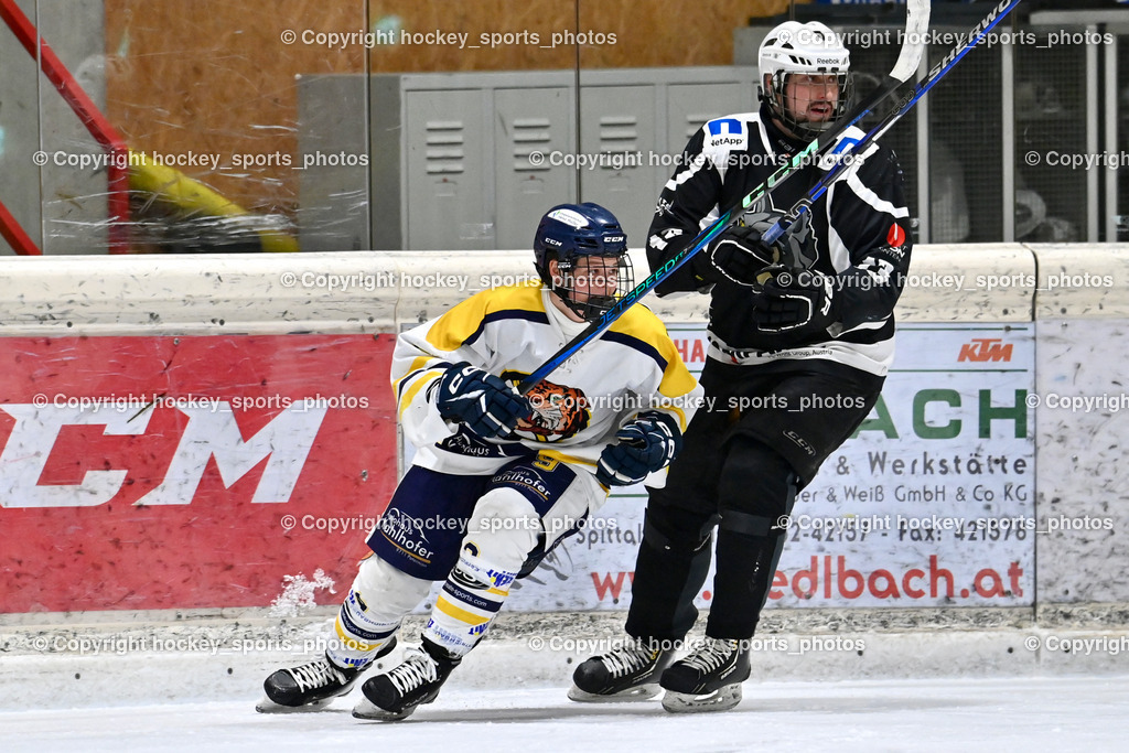 EC Tigers Paternion vs. Tarco Wölfe II | #9 Gratzer Julian EC Tigers Paternion, #13 Dobnig Helge Tarco Wölfe II, EC Tigers Paternion vs. Tarco Wölfe II, EC Tigers Paternion vs. Tarco Wölfe II am 19.12.2024 in Spittal an der Drau (Eissportzentrum Spittal), Austria, (Photo by Bernd Stefan)