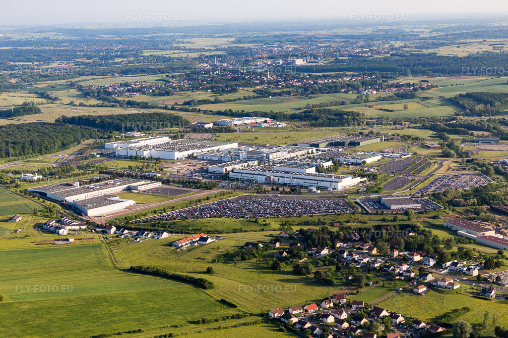 Vue aérienne: Zone industrielle et commerciale avec Toussaint Sarl et Renz Sàrl à Woustviller dans le département Moselle, France – .Photo: IMG_107341.jpg prise le 19/05/2018 par Werner Riehm/FLY-FOTO.eu – Résolution de l'original: 5472 x 3648 px